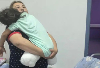 «Чтобы Алуа снова улыбалась»: дядя девочки, пострадавшей в ДТП с автобусом в Астане, обратился к общественности