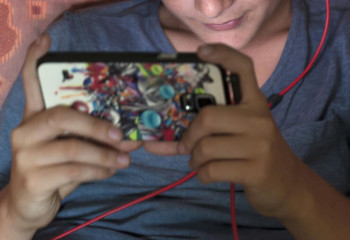 Смартфонда ұзақ отыру жасөспірімдерде мазасыздықты күшейтеді — зерттеу