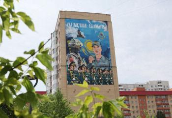В Астане появился патриотический мурал в честь гвардейцев