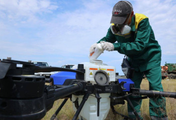 Айдарбек Сапаров проверил ход борьбы с саранчой в Костанайской области