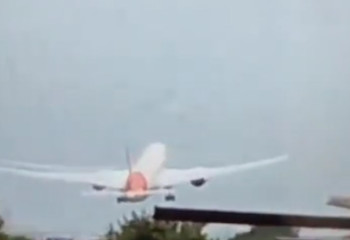 В Индии разбился самолет Boeing с 240 пассажирами на борту