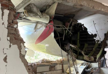 Үндістандағы ұшақ студенттер жатақханасына құлаған: оқиға орнынан кадрлар