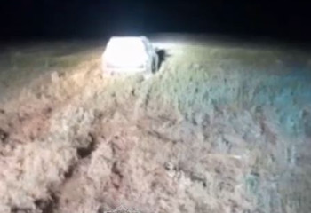 Атырау облысында адамдар мінген көлік балшыққа батып қалған