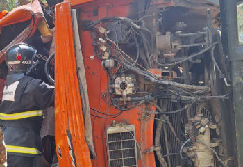 Жол апаты кезінде екі адам жүк көлігінің кабинасында қысылып қалды