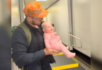 Маленький дипломат: видео с младенцем в самолете покорило интернет