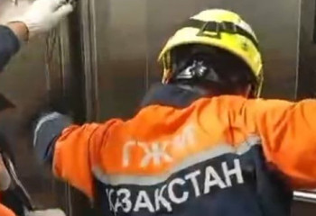 Төтеншеліктер лифтіде қалып қойған бойжеткенге көмекке келді