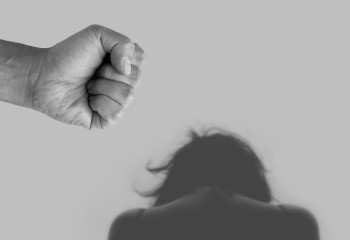 «Көшеде шашынан сүйреген». Ақтауда өгей әкесі соққыға жыққан қыз ауруханаға түсті