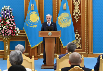 Токаев поздравил медиков с профессиональным праздником и назвал их героями мирного времени