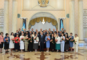 Президент Токаев наградил медиков за вклад в здравоохранение Казахстана