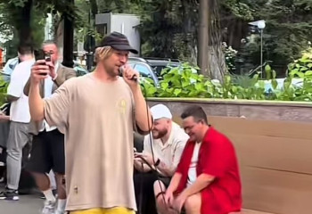 Украинский артист Иван Дорн устроил спонтанный уличный концерт в центре Алматы