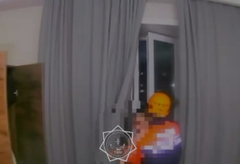 В Актобе спасатели сняли ребёнка с подоконника