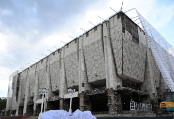 В Алматы реконструируют театр Ауэзова