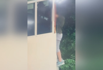 Полицейские вытащили девушку с края балкона в Астане