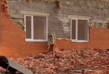 В Аксу облицовку дома сорвало ветром