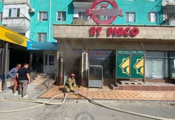 44 человека эвакуировали спасатели МЧС из-за сильного пожара