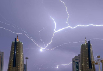 Грозы, ливни и жара: МЧС предупреждает о непогоде по всей стране