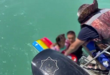 Отдых на грани опасности: 4-летний ребёнок оказался один в воде на Балхаше