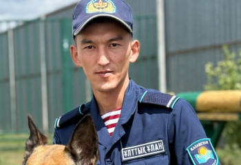 Ұлттық ұлан кинологі Астанада көпір үстінде ер адамды құтқарып қалды