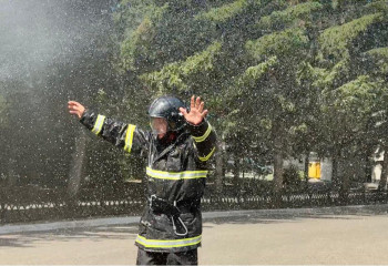 30-летнюю сажу символически «смыли» с пожарного перед проводами на пенсию