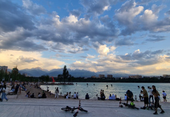 Евгений Мухамеджанов восхитился красотой озера Сайран в Алматы