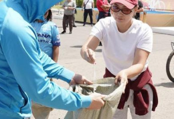 «Таза Қазақстан»: Астанада велошеру қатысушылары қоқыс жинады