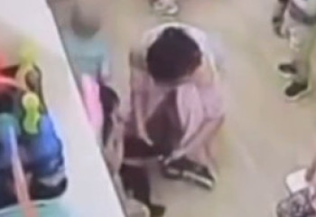 Павлодарда балабақша тәрбиешісі балаларға күш қолданған