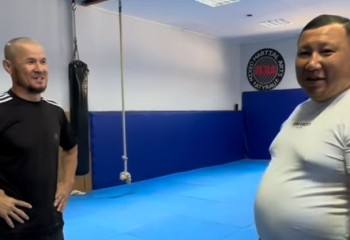 Тренер из Атырау построил спортзал во дворе, чтобы тренировать бесплатно детей