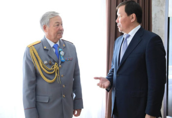 Ақтөбе әкімі ІІМ ардагері мен атақты жаттықтырушыны құттықтады