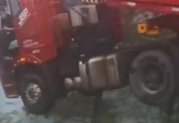 Тура кинодағыдай: жүк көлігі опырылған көпірде тұрып қалды