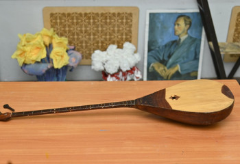 Нұрпейіс Байғаниннің көне домбырасы қайта жаңғыртылуда