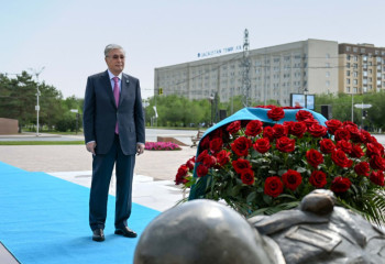 Tokayev lays flowers at Aliya Moldagulova Memorial Memorial Complex