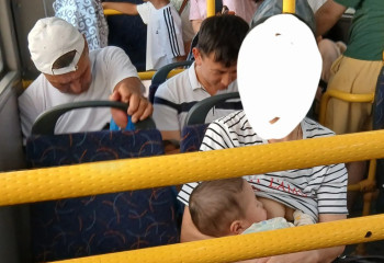 Весь мир заступился за казахстанку, которая кормила грудью в автобусе