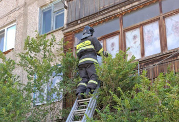ТЖМ құтқарушылары пәтерді ашып, ес-түссіз жатқан әйелді құтқарды