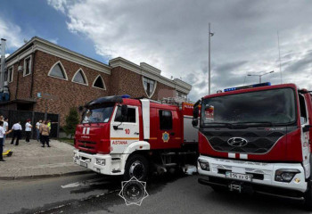 Пожарные спасли выбравшихся на крышу горящего здания двух человек