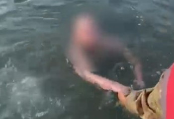 Сотрудники МЧС спасли тонущую женщину