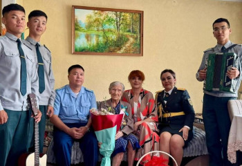 В Алматы военнослужащие поздравили ветерана войны с вековым юбилеем