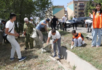 «Таза Қазақстан»: жители, артисты и общественники вместе убрали двор в Алматы