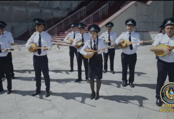 Полицейские исполнили кюй на катке Медеу в честь Дня национальной домбры