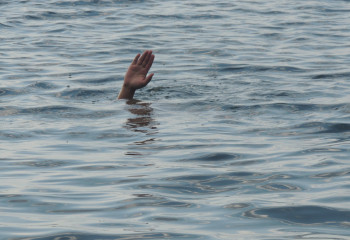 Суға кетіп бара жатқан адамға алғашқы көмекті қалай көрсету керек?