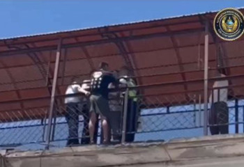 Көлік полицейлері көпірден секірмек болған жігітті аман алып қалды