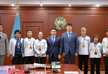 Ербол Мырзабосынов наградил спортсменов национальной сборной по стрельбе из лука