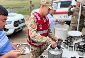 Очередь фур у границы с Россией: водителей поддержали спасатели
