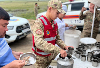 Құтқарушылар мен әскерилер шекарада кептелісте қалған жүргізушілерге көмек көрсетуде