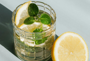 Таңертең лимон қосылған су ішудің ағзаға қандай пайдасы бар?