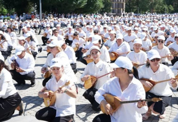 Талдықорғанда 5 мың домбырашы бір мезетте күй орындады