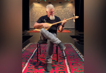 Австралиец сочинил кюй на домбре и назвал его 