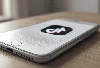 TikTok между спасением и опасностью: как тренды влияют на жизнь подростков