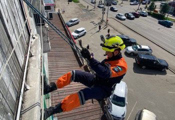 Вновь через окно: спасатели МЧС помогли пожилой женщине