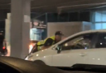 Алматинка проехалась с полицейским на капоте в аэропорту