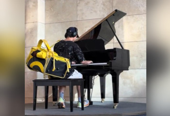 Алматинский курьер сел за рояль в ТРЦ и восхитил своей музыкой